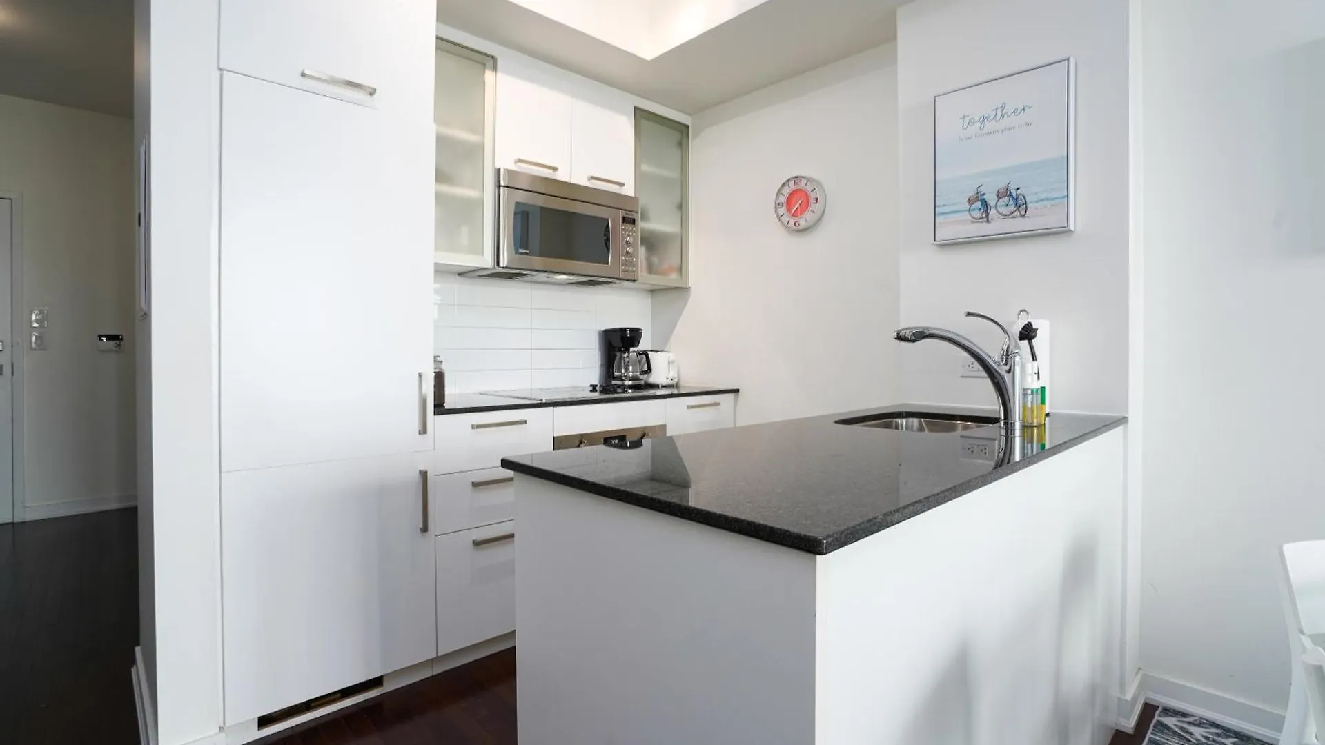 Downtown Toronto Condo 2 Bedrooms With Parking Near Rogers Center