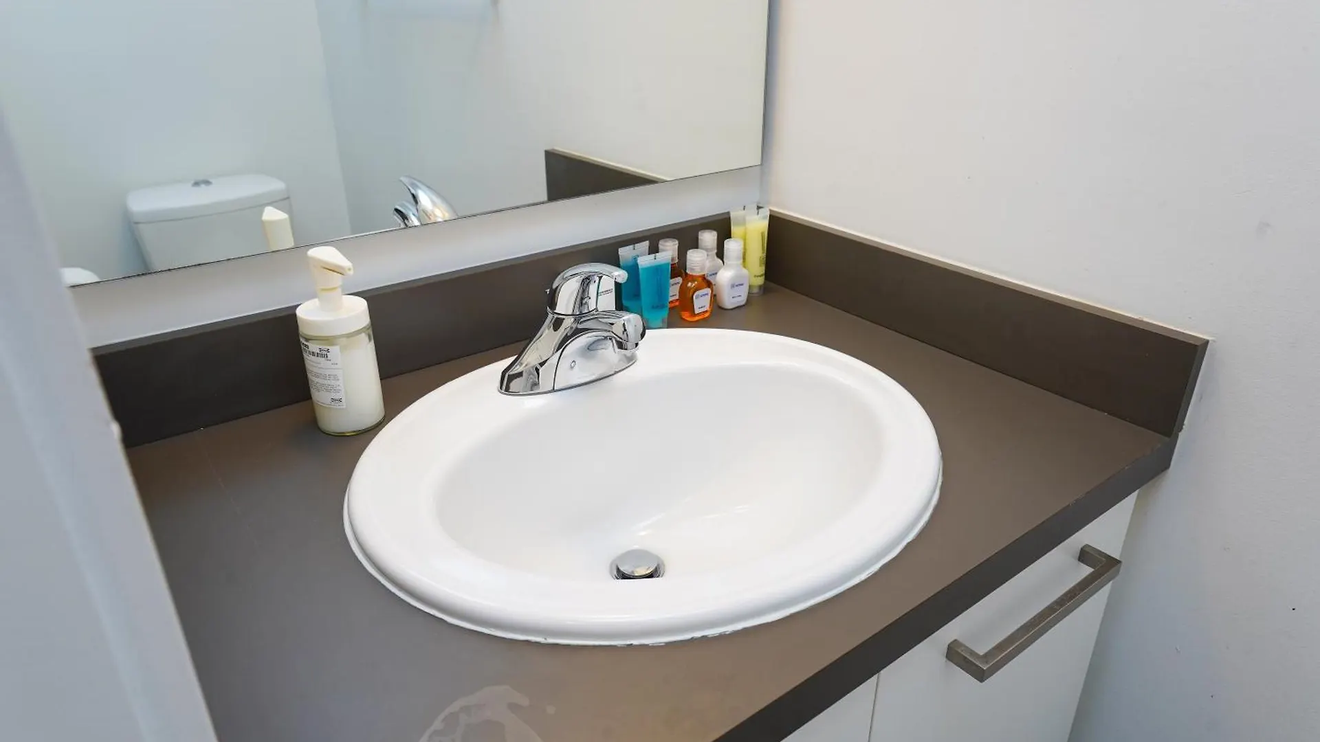 Apartment Downtown Toronto Condo 2 Bedrooms With Parking Near Rogers Center