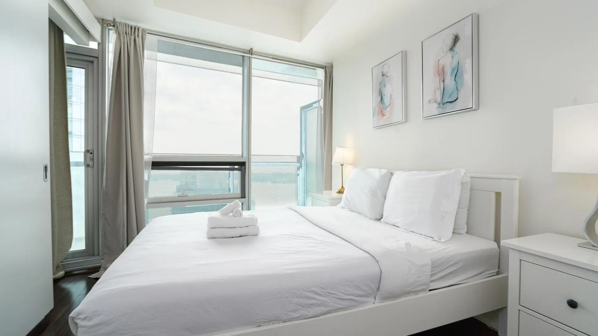 Apartment Downtown Toronto Condo 2 Bedrooms With Parking Near Rogers Center