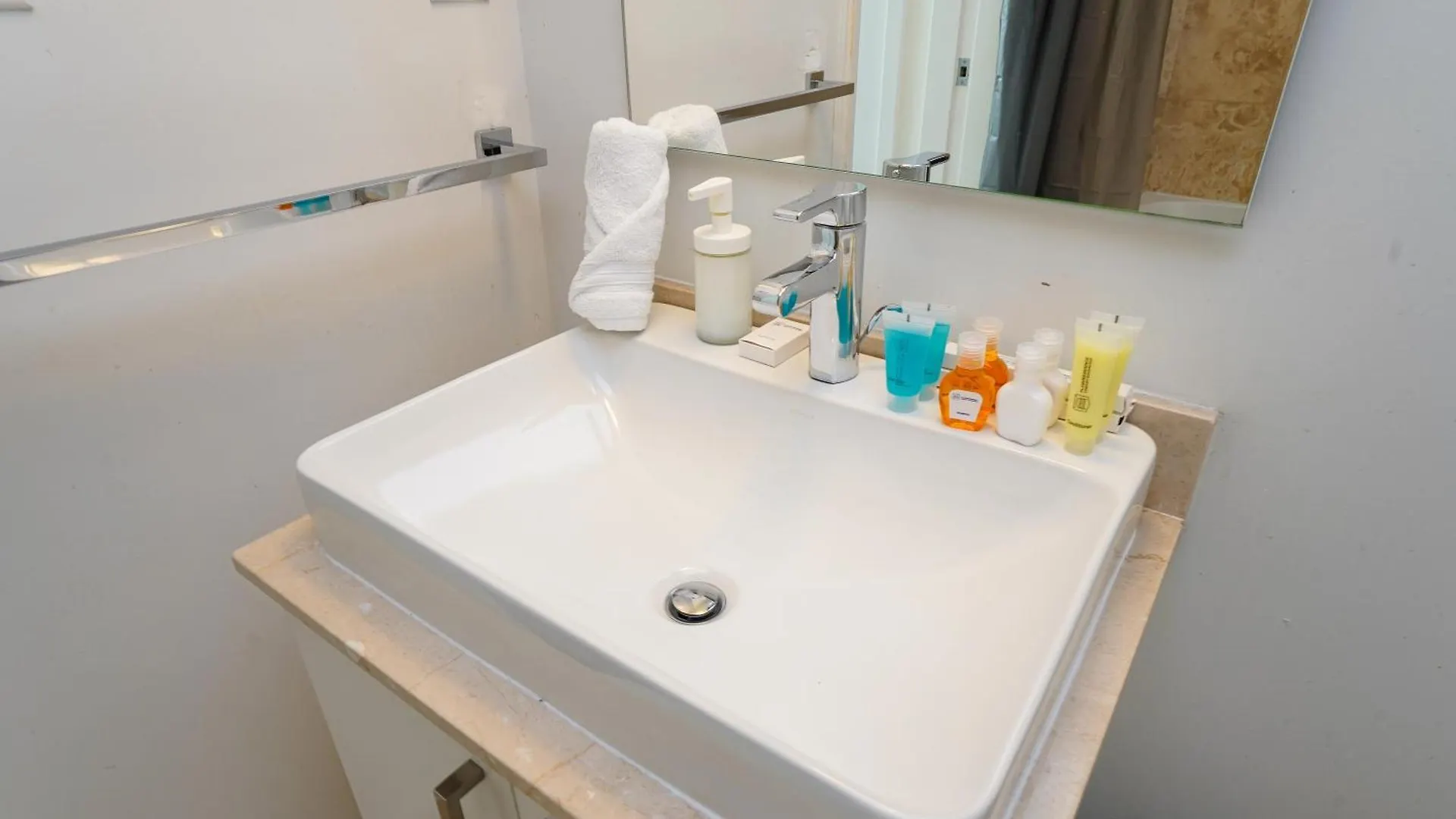 Apartment Downtown Toronto Condo 2 Bedrooms With Parking Near Rogers Center Canada
