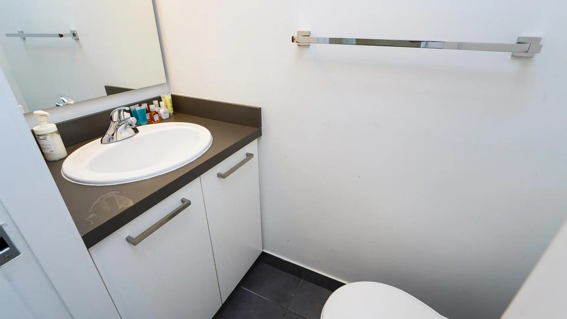 Downtown Toronto Condo 2 Bedrooms With Parking Near Rogers Center Apartment