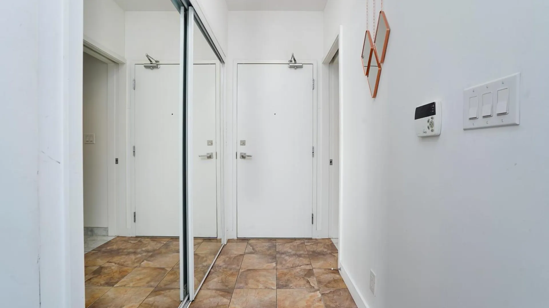 Downtown Toronto Condo 2 Bedrooms With Parking Near Rogers Center Apartment