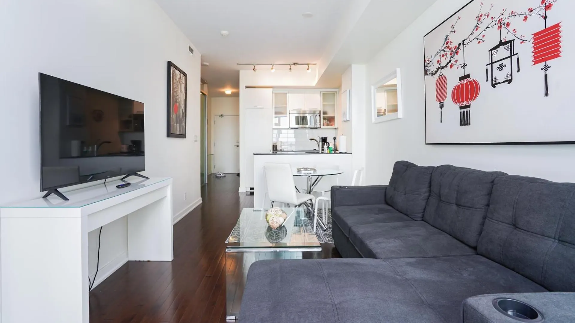 Downtown Toronto Condo 2 Bedrooms With Parking Near Rogers Center