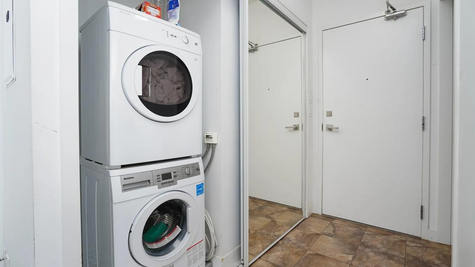 Downtown Toronto Condo 2 Bedrooms With Parking Near Rogers Center Apartment