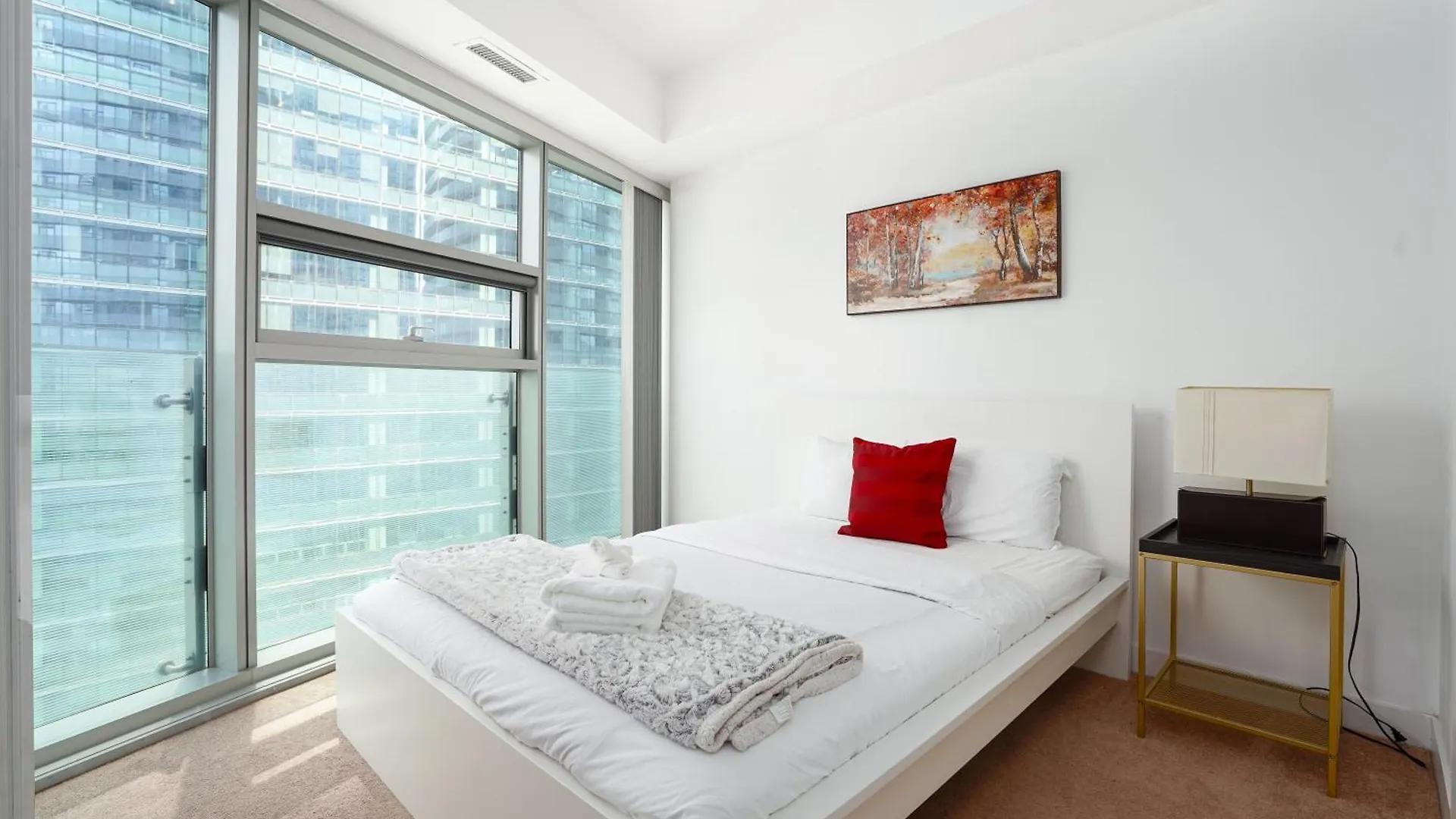 Downtown Toronto Condo 2 Bedrooms With Parking Near Rogers Center 0*,