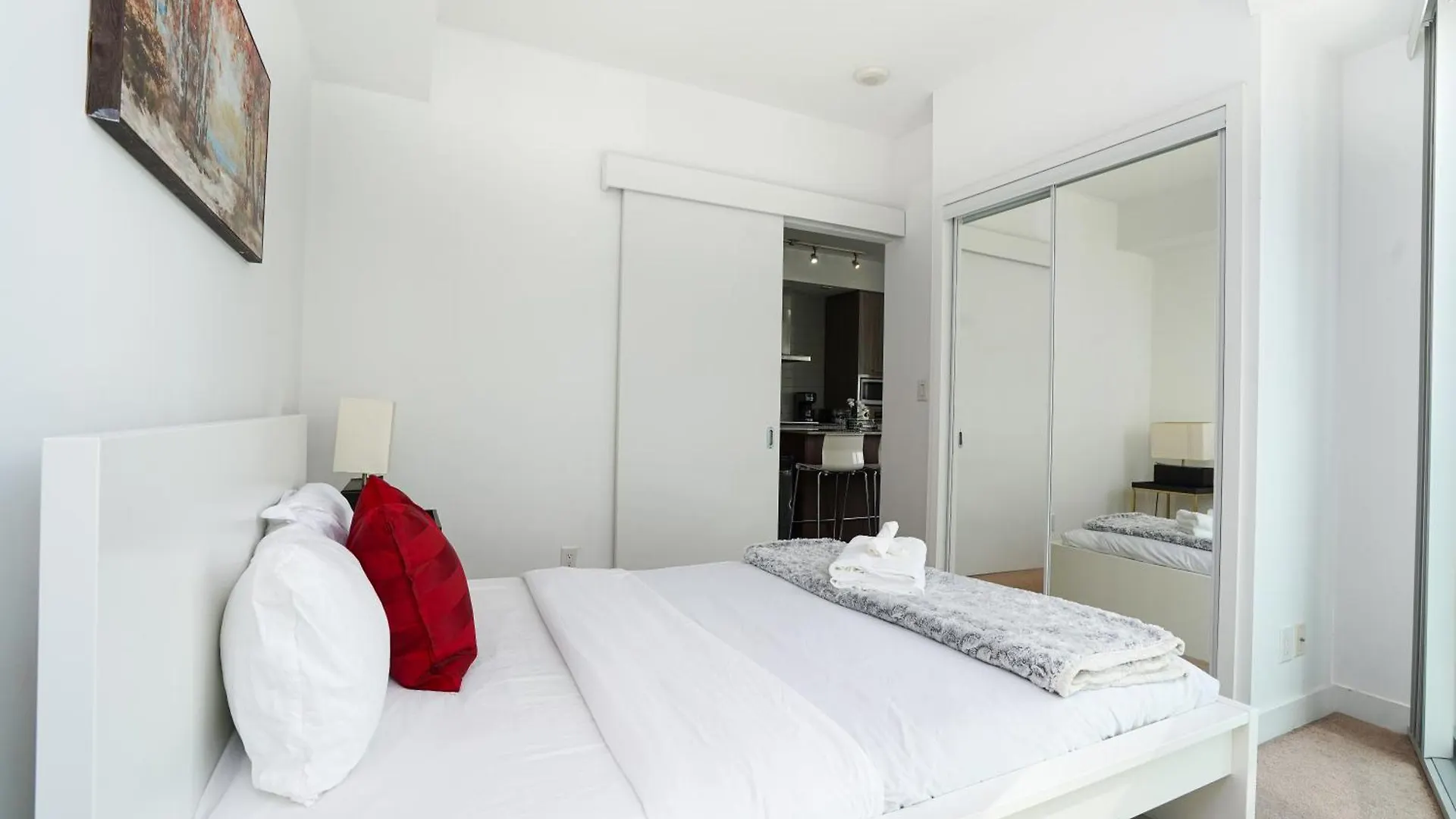 Downtown Toronto Condo 2 Bedrooms With Parking Near Rogers Center
