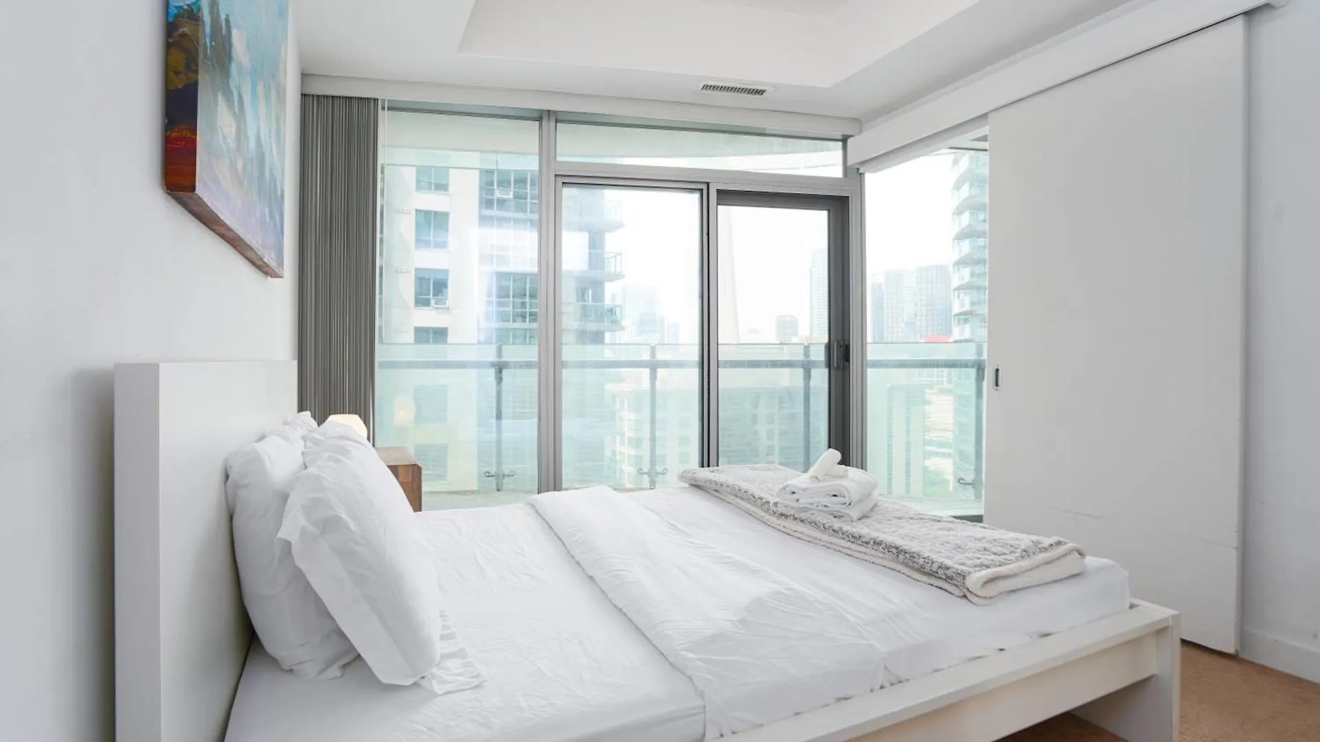 Downtown Toronto Condo 2 Bedrooms With Parking Near Rogers Center Apartment