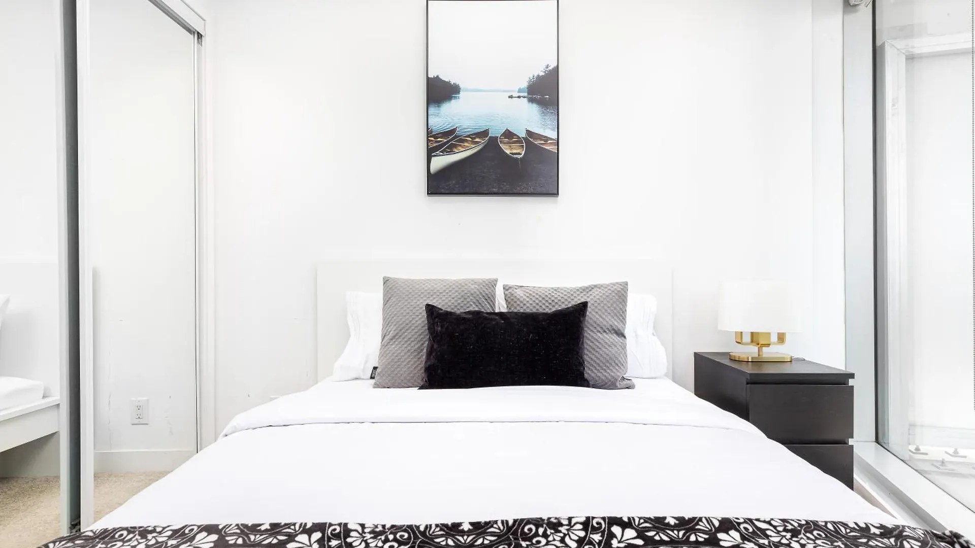 Downtown Toronto Condo 2 Bedrooms With Parking Near Rogers Center Apartment