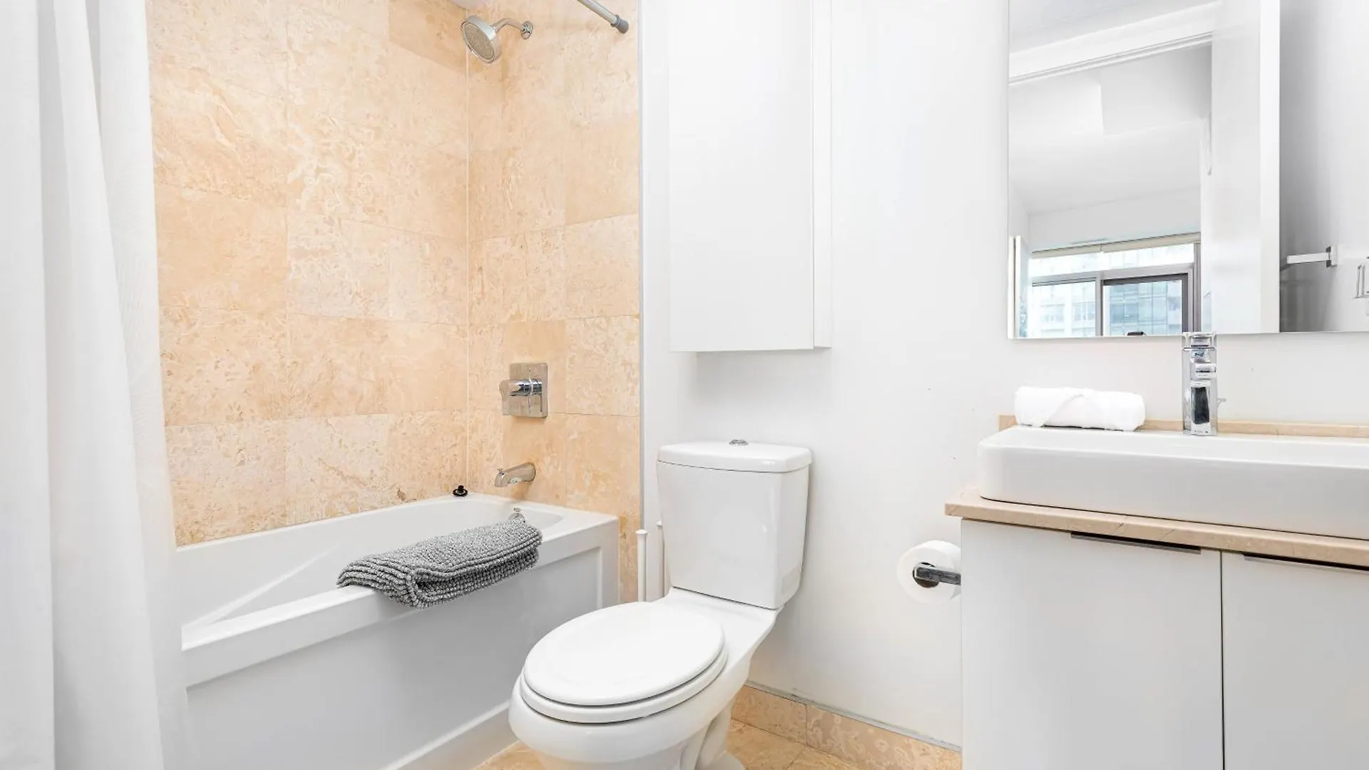 Downtown Toronto Condo 2 Bedrooms With Parking Near Rogers Center