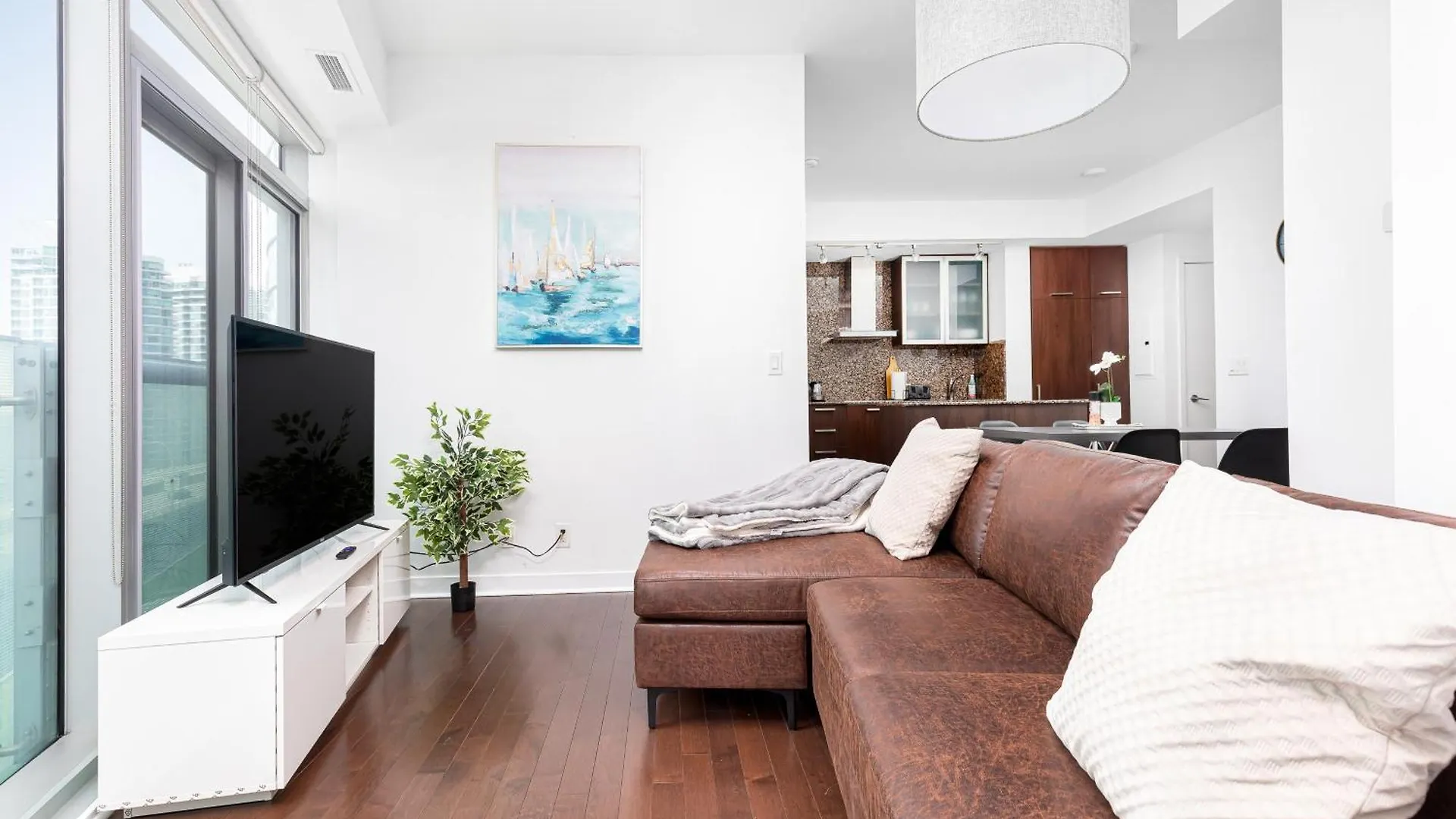 Downtown Toronto Condo 2 Bedrooms With Parking Near Rogers Center
