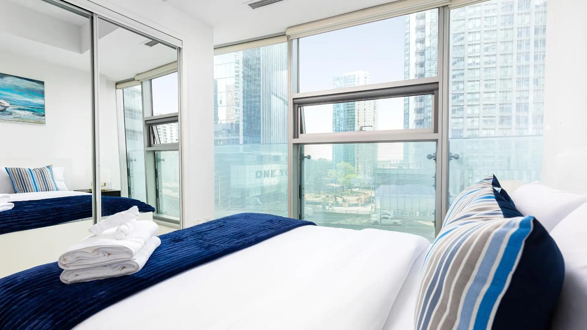 Apartment Downtown Toronto Condo 2 Bedrooms With Parking Near Rogers Center Canada