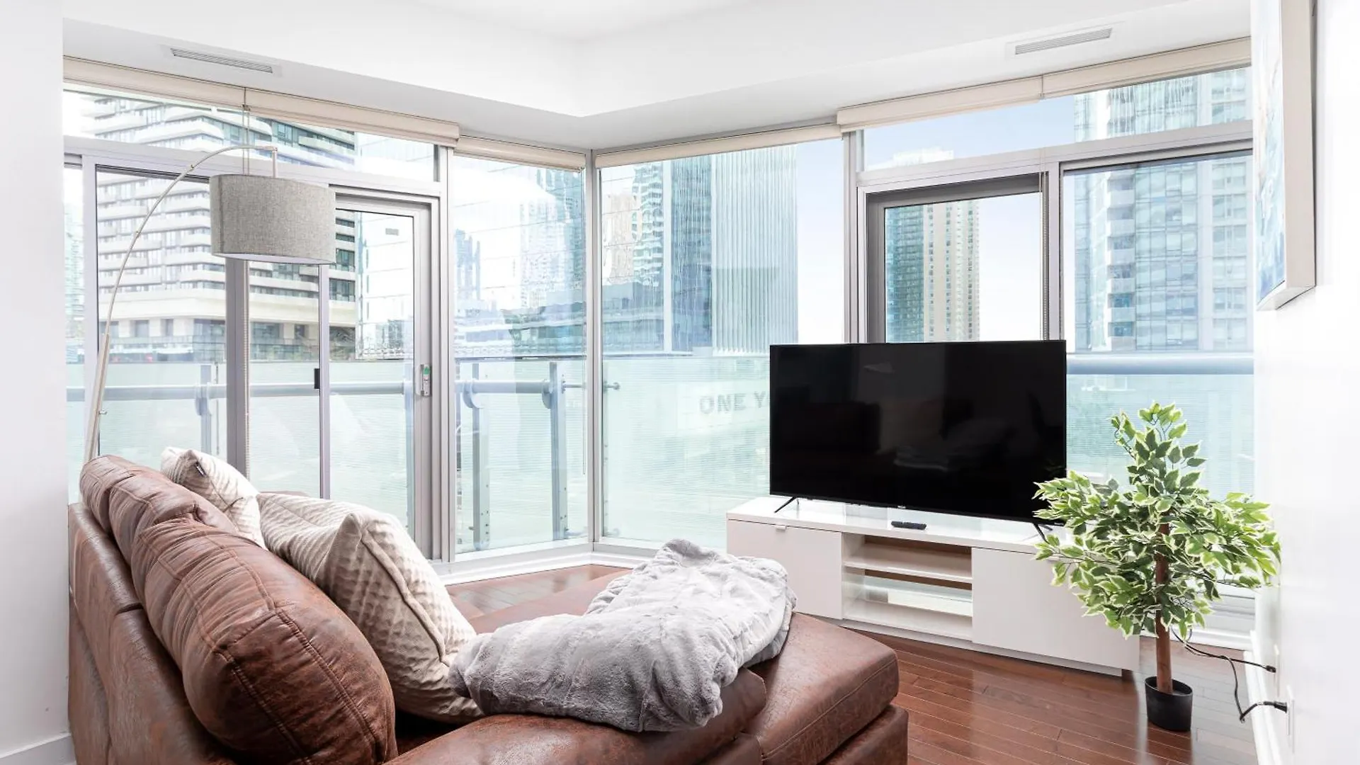 Downtown Toronto Condo 2 Bedrooms With Parking Near Rogers Center