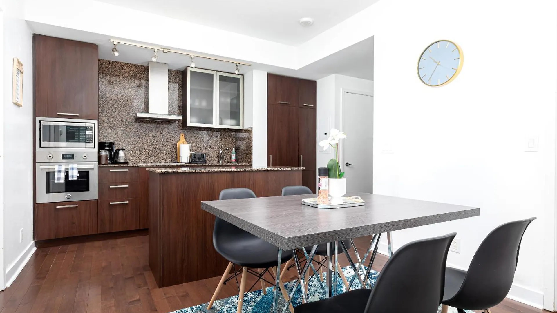Downtown Toronto Condo 2 Bedrooms With Parking Near Rogers Center Canada