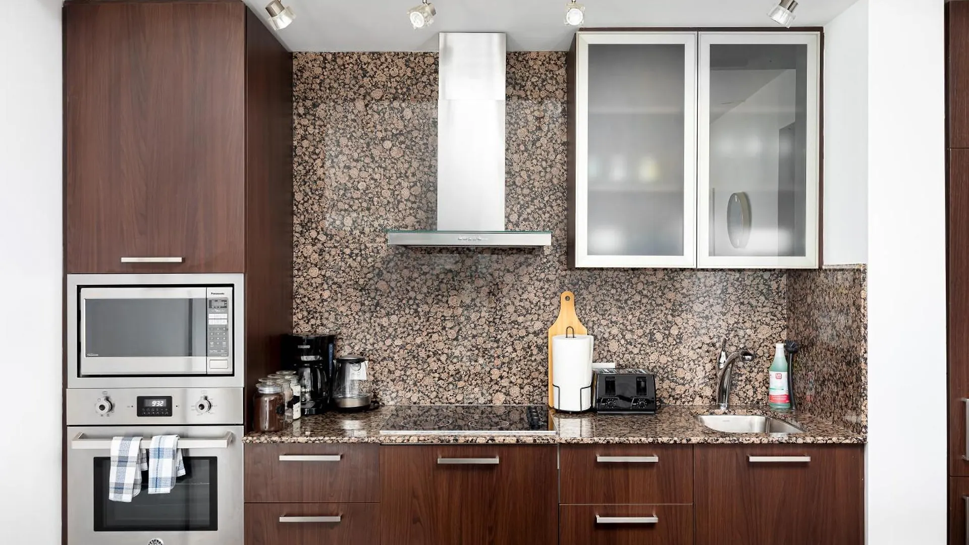 Downtown Toronto Condo 2 Bedrooms With Parking Near Rogers Center Apartment